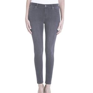 THE ABBY SKINNY

Discover your new favorite skinny